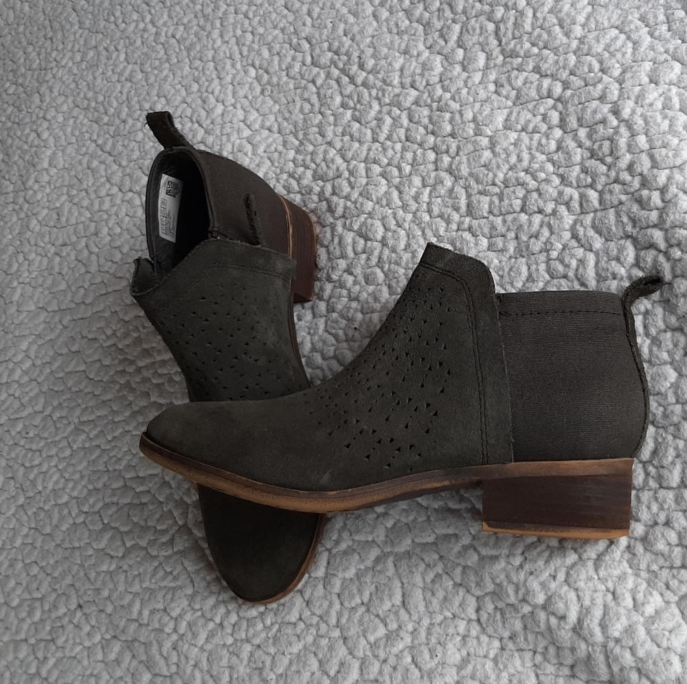 Tom's gray dusty boots